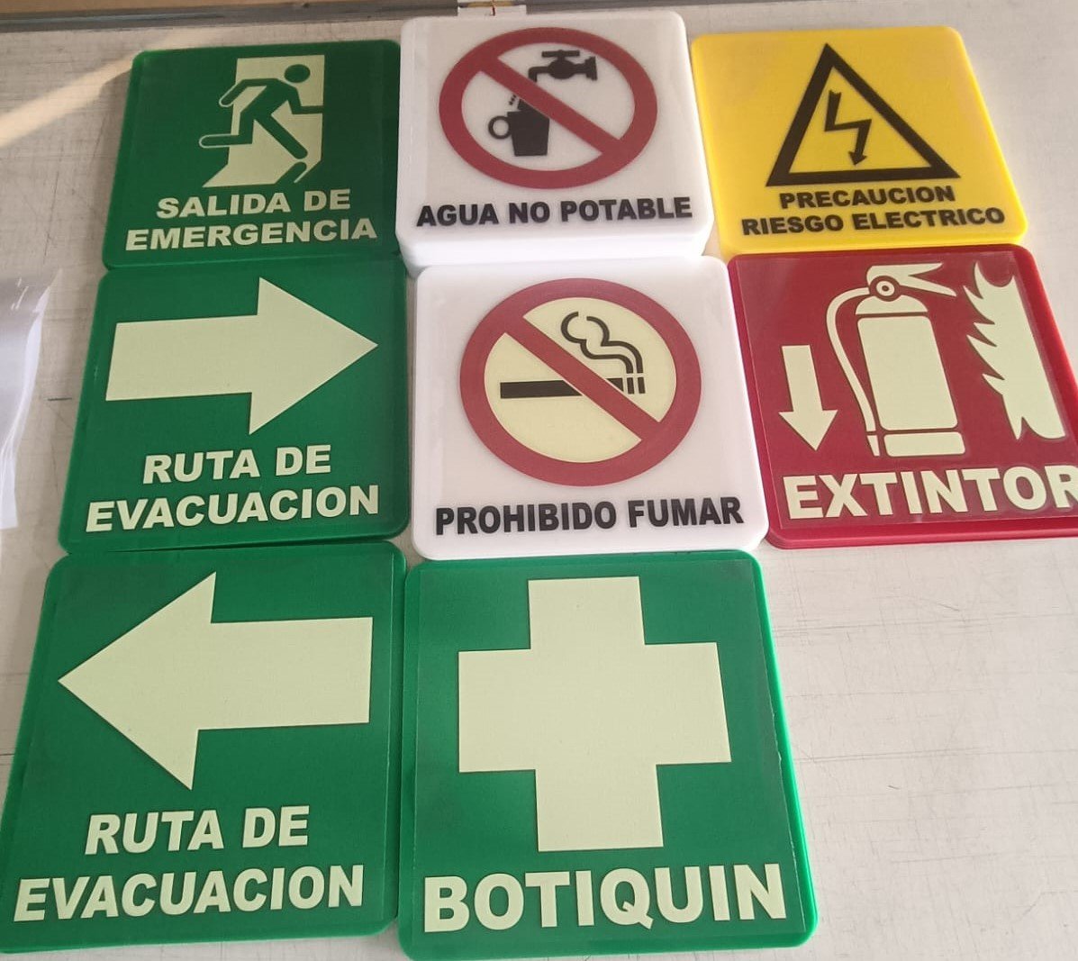 Señalamiento en Acrílico color solido y rotulado con adhesivo vinil