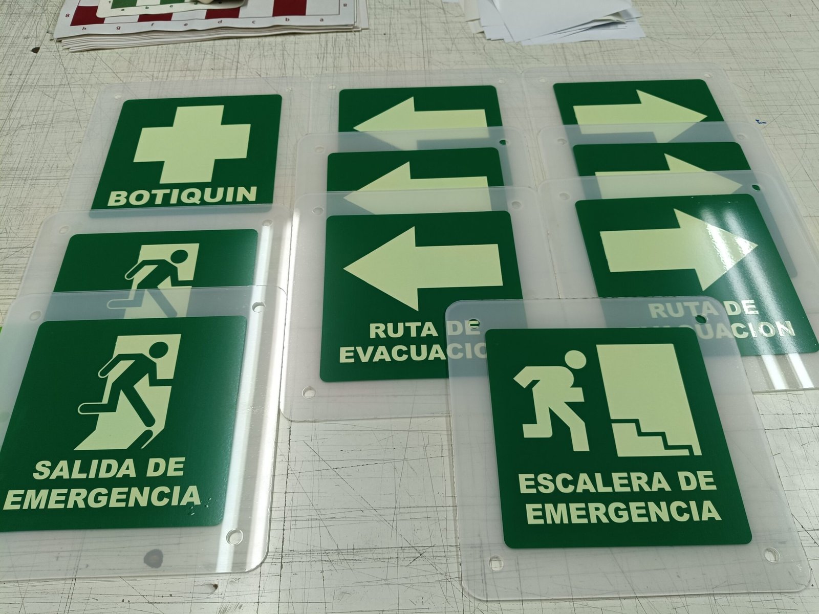 Señalamiento en acrílico cristal