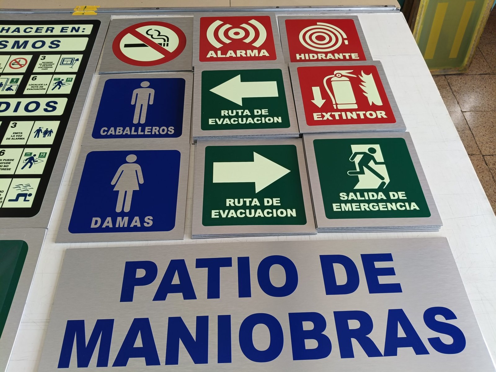 Señalamiento en aluminio compuesto con recorte de vinil